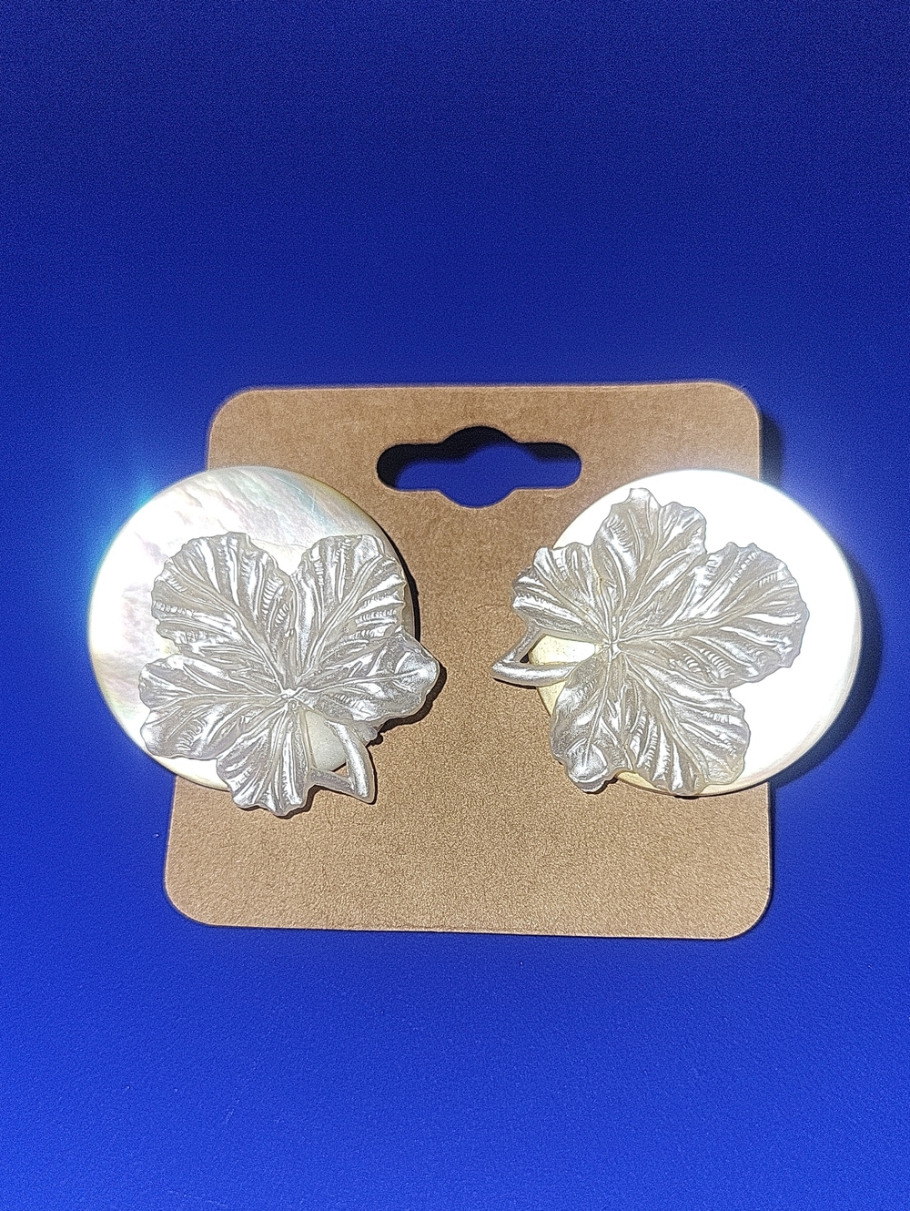 Vintage 1960s Cream Acrylic Leaf Button Earrings – Retro Mod Statement Studs